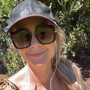 Meet your Posher, Cassandra